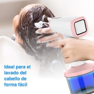 Foto de cómo enjabonar con espuma de jabón el cabello del paciente con el Dispensador MINIDUCHA