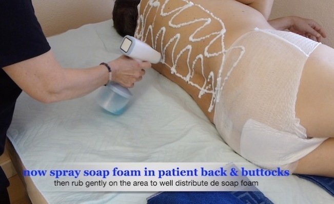Se enjabona fácilmente la piel del paciente con el Dispensador de Espuma de jabón
